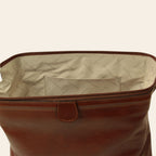 Astuccio beauty in pelle marrone, fodera chiara e zip