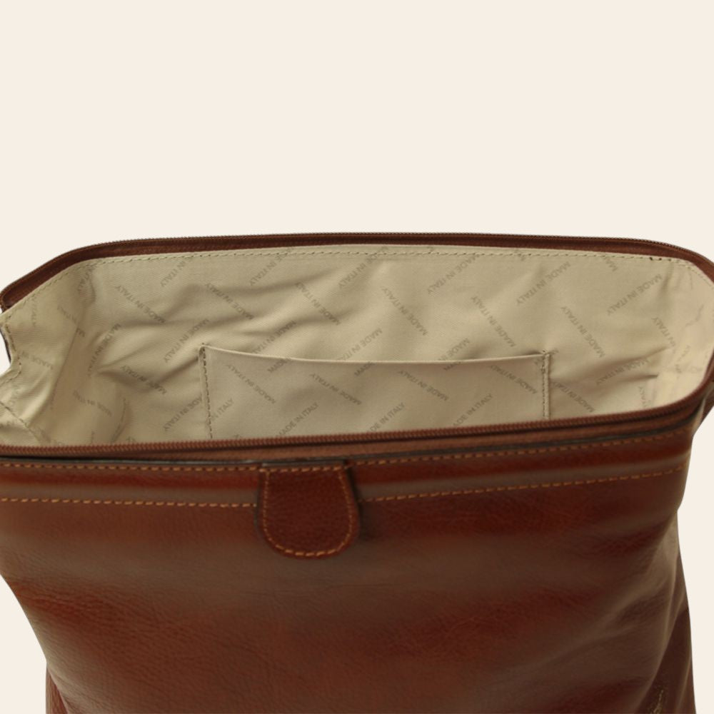Astuccio beauty in pelle marrone, fodera chiara e zip