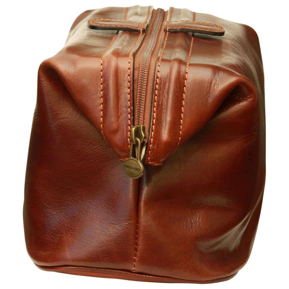 Astuccio beauty in pelle marrone con chiusura centrale e passante in metallo