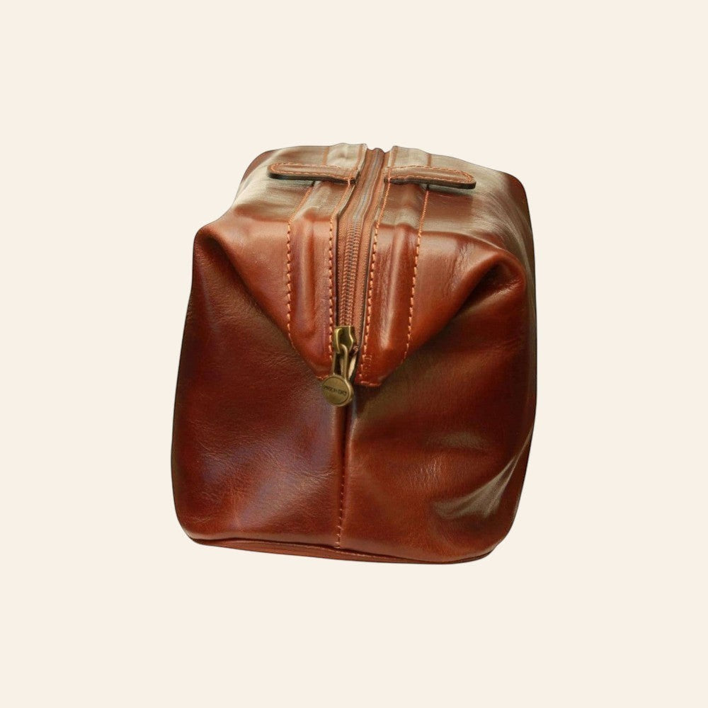 Astuccio beauty in pelle marrone con chiusura centrale e passante in metallo