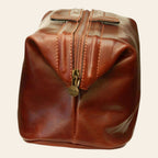 Astuccio beauty in pelle marrone con chiusura centrale e passante in metallo
