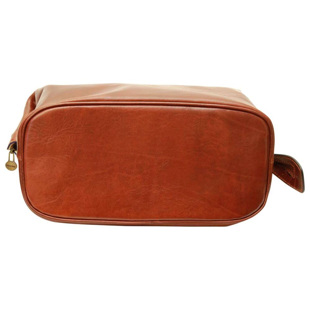 Astuccio beauty in pelle marrone con tracolla laterale e zip perimetrale