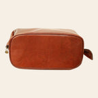 Astuccio beauty in pelle marrone con tracolla laterale e zip perimetrale