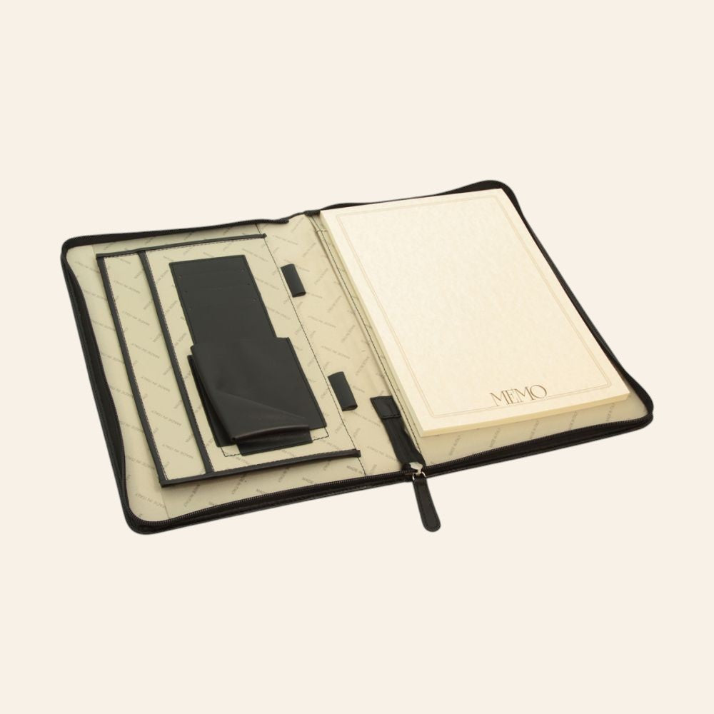 Geöffnete schwarze A4-Dokumentenmappe mit Taschen, Fächern und schwarzem Reißverschluss