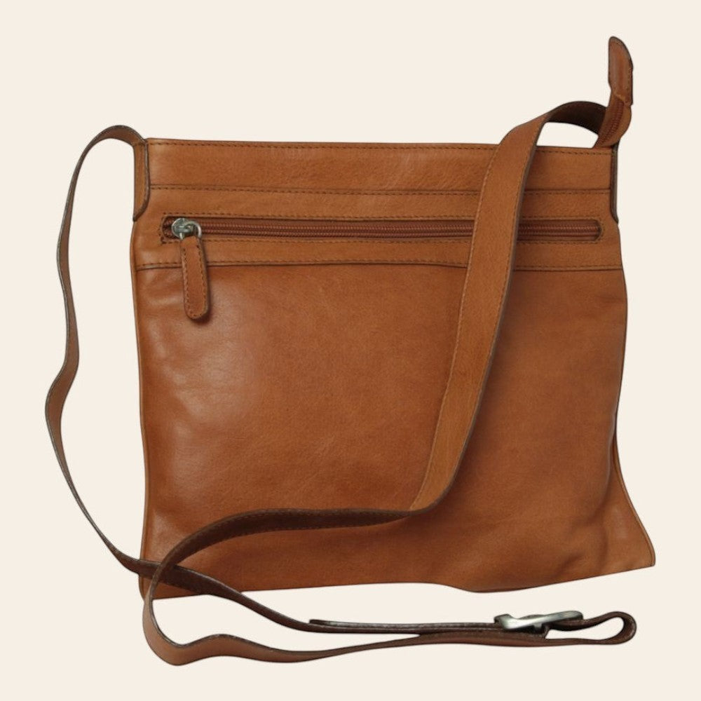 Borsa a tracolla in pelle marrone con tasca frontale con zip e tracolla lunga