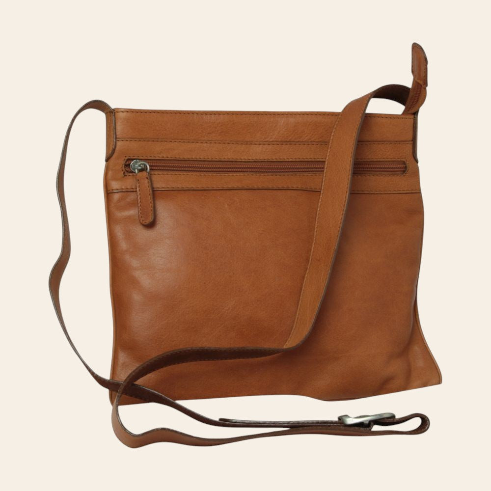 Borsa a tracolla in pelle marrone con tasca frontale con zip e tracolla lunga
