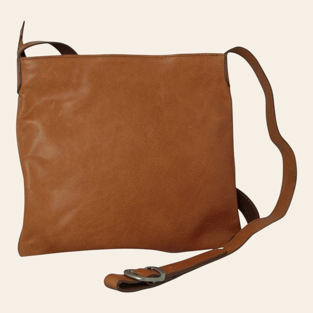 Borsa a tracolla in pelle marrone con patta e tracolla regolabile