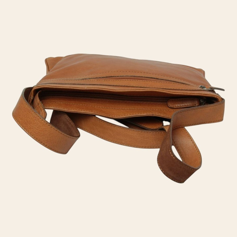 Borsa a tracolla in pelle marrone aperta con interno visibile e fibbia metallica