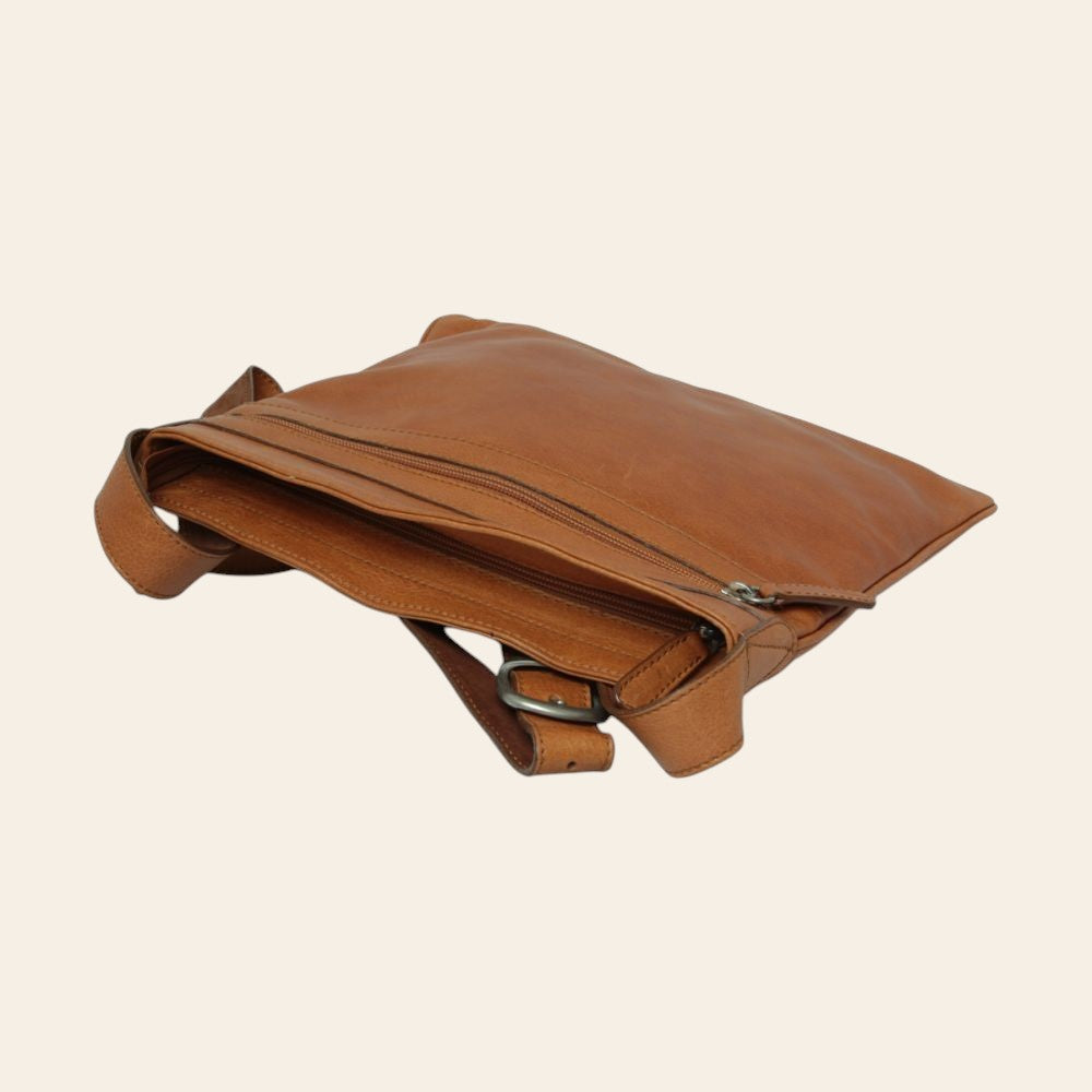 Borsa a tracolla in pelle marrone con patta superiore e chiusura a fibbia