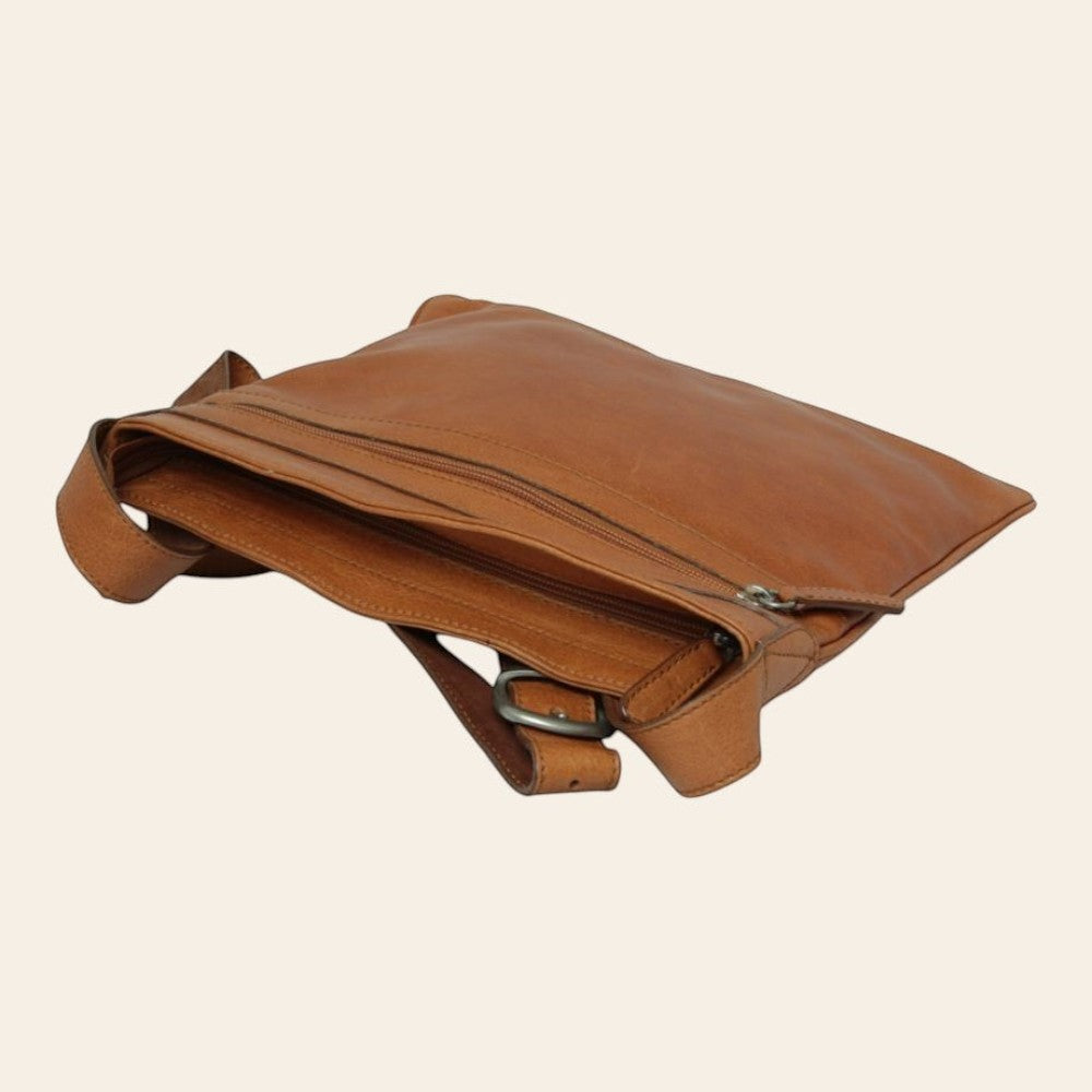 Borsa a tracolla in pelle marrone con patta superiore e chiusura a fibbia