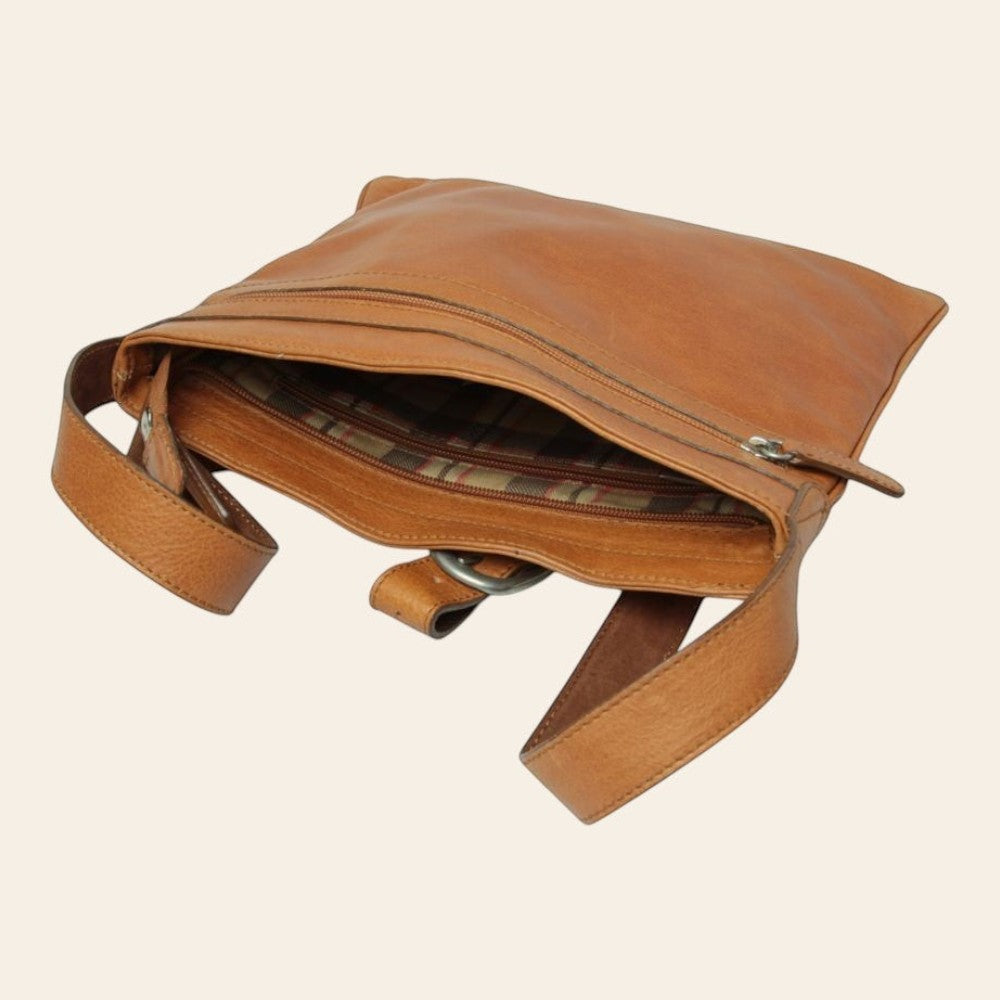 Borsa a tracolla in pelle marrone aperta: interno visibile e chiusura a fibbia