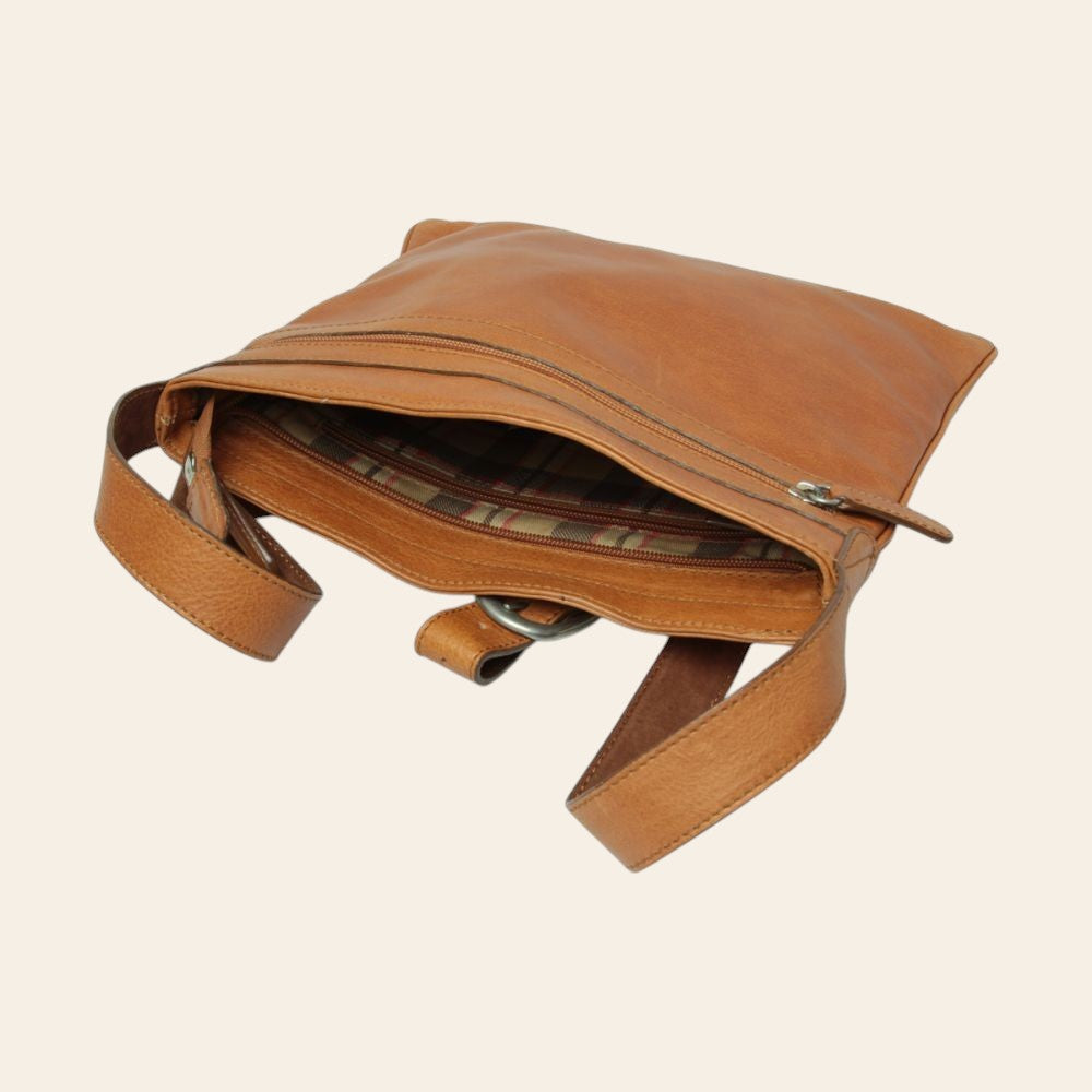 Borsa a tracolla in pelle marrone aperta: interno visibile e chiusura a fibbia