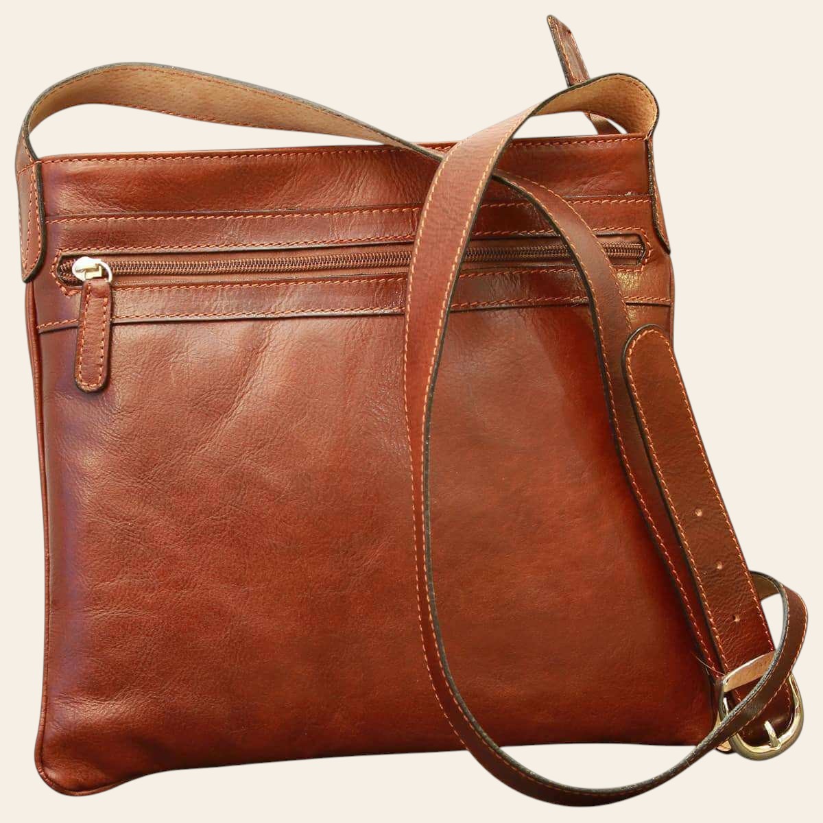 Borsa a tracolla in pelle marrone con chiusura a zip e tracolla regolabile