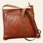 Borsa a tracolla in pelle marrone con chiusura a zip e tracolla regolabile