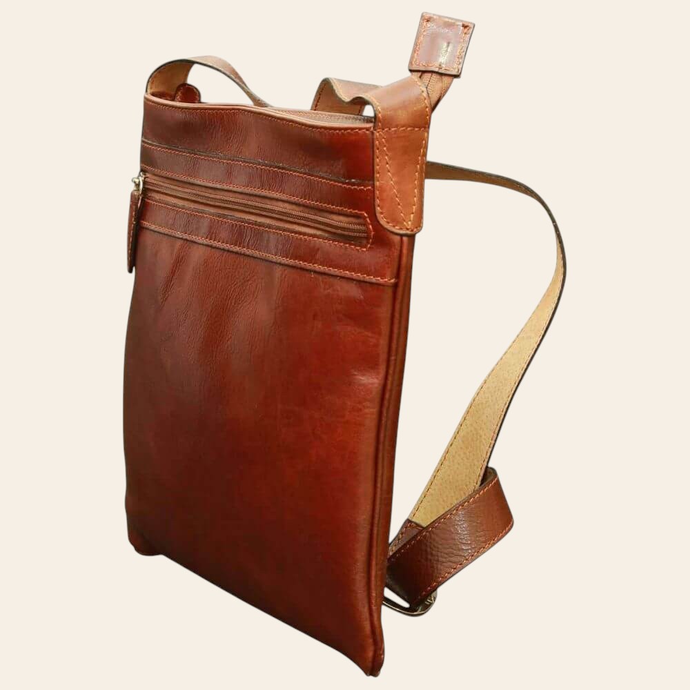 Borsa a tracolla in pelle marrone con tasca frontale e fibbia in metallo