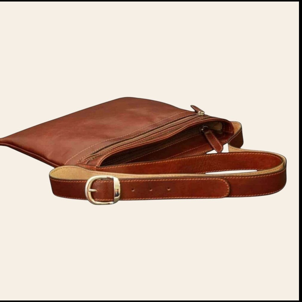 Borsa a tracolla in pelle marrone con zip superiore e tracolla regolabile