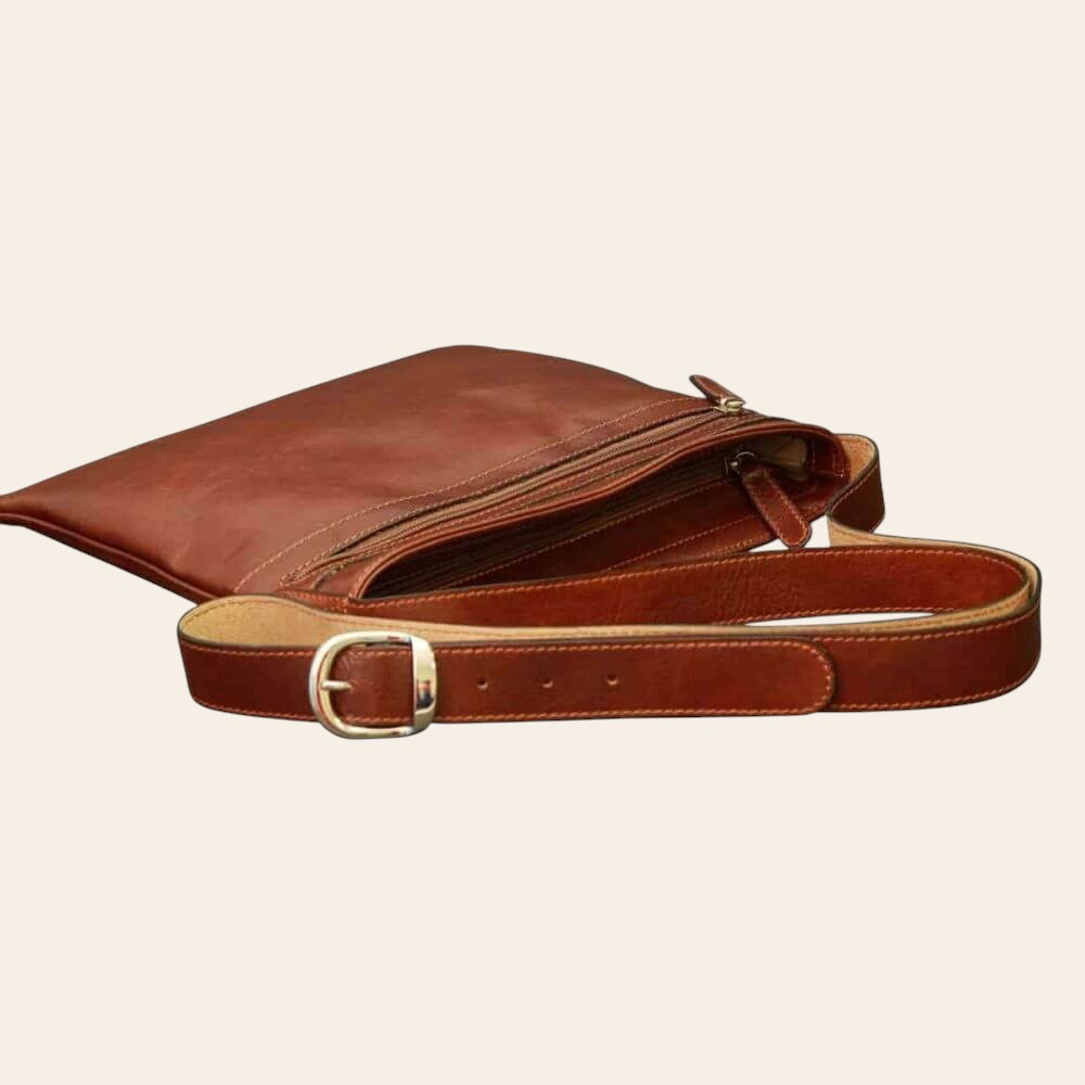 Borsa a tracolla in pelle marrone con zip superiore e tracolla regolabile