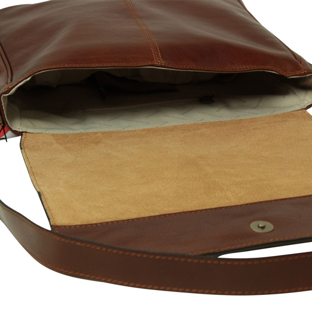 Borsa messenger in pelle marrone con patta e fodera chiara, bottone di chiusura