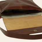 Borsa messenger in pelle marrone con patta e fodera chiara, bottone di chiusura