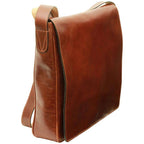 Borsa messenger in pelle marrone a tracolla, profilo laterale con cuciture