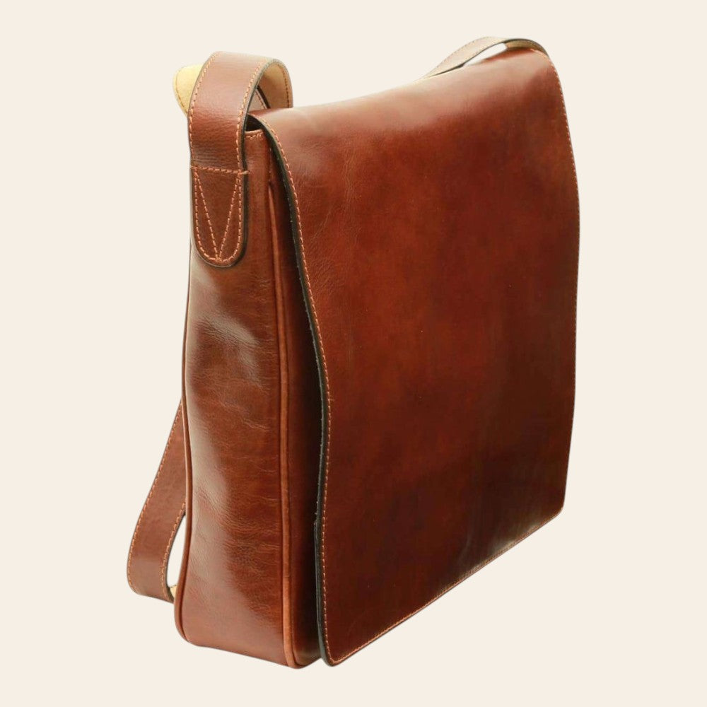 Borsa messenger in pelle marrone a tracolla, profilo laterale con cuciture