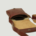 Borsa a tracolla in pelle mogano aperta: interno beige e tasca con bottone