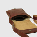 Borsa a tracolla in pelle mogano aperta: interno beige e tasca con bottone