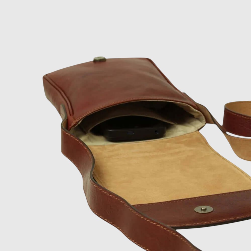 Borsa a tracolla in pelle mogano aperta: interno beige e tasca con bottone