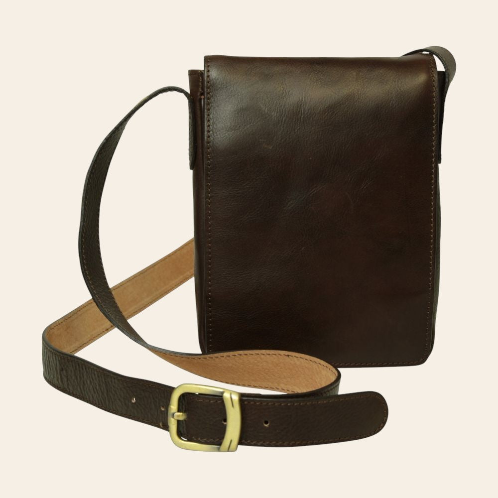 Borsa a tracolla in pelle marrone scuro con chiusura a patta e tracolla regolabile