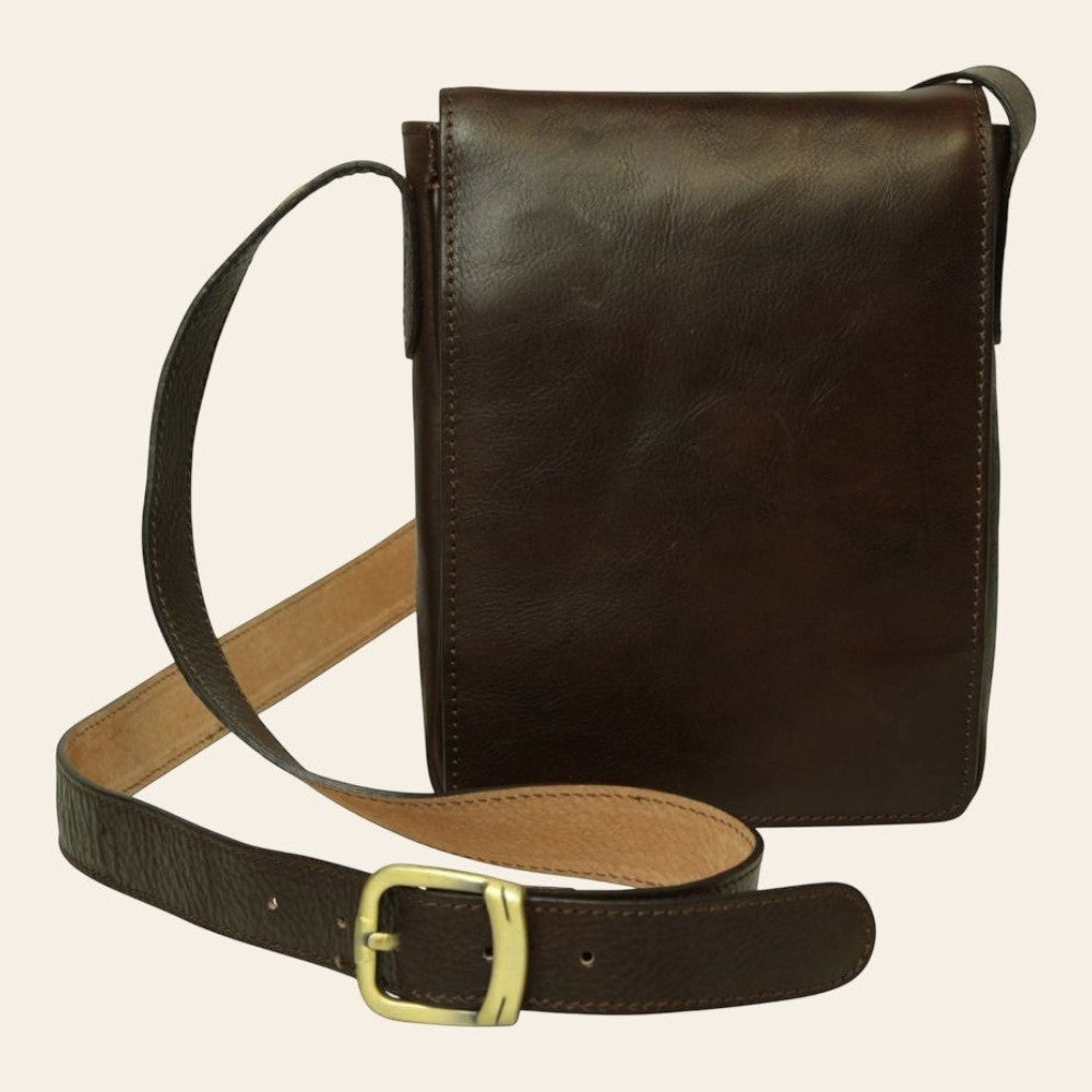 Borsa a tracolla in pelle marrone scuro con chiusura a patta e tracolla regolabile