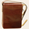 Borsa a tracolla in pelle marrone con chiusura frontale e cuciture decorative