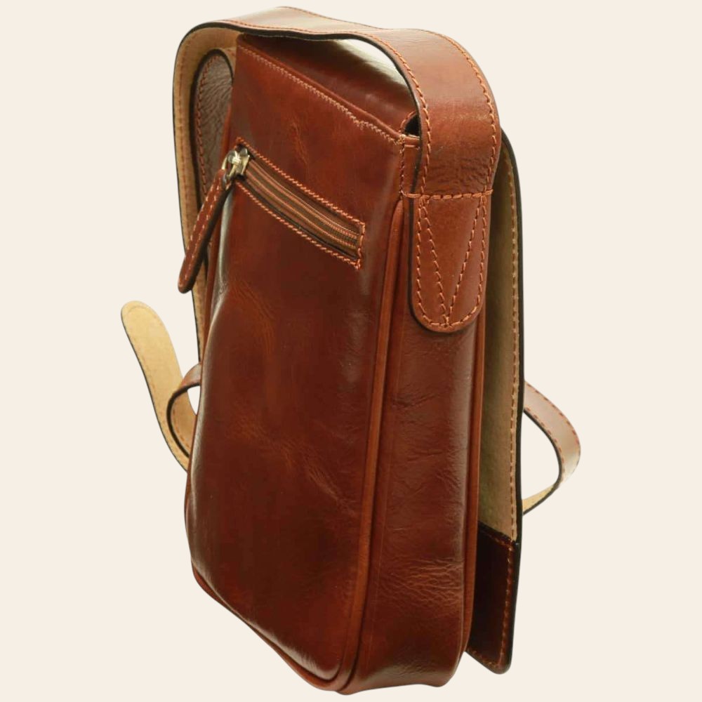 Borsa a tracolla in pelle marrone con patta superiore e passante per tracolla