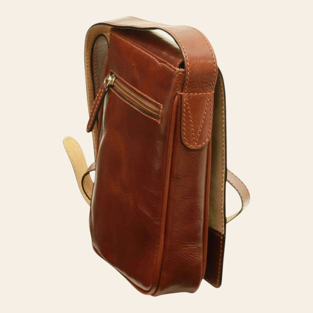 Borsa a tracolla in pelle marrone con patta superiore e passante per tracolla