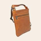 Borsa a tracolla piccola in pelle color cuoio con chiusura a zip frontale e passante metallici