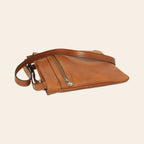 Borsa a tracolla piccola in pelle color cuoio vista laterale con dettagli cuciture e zip