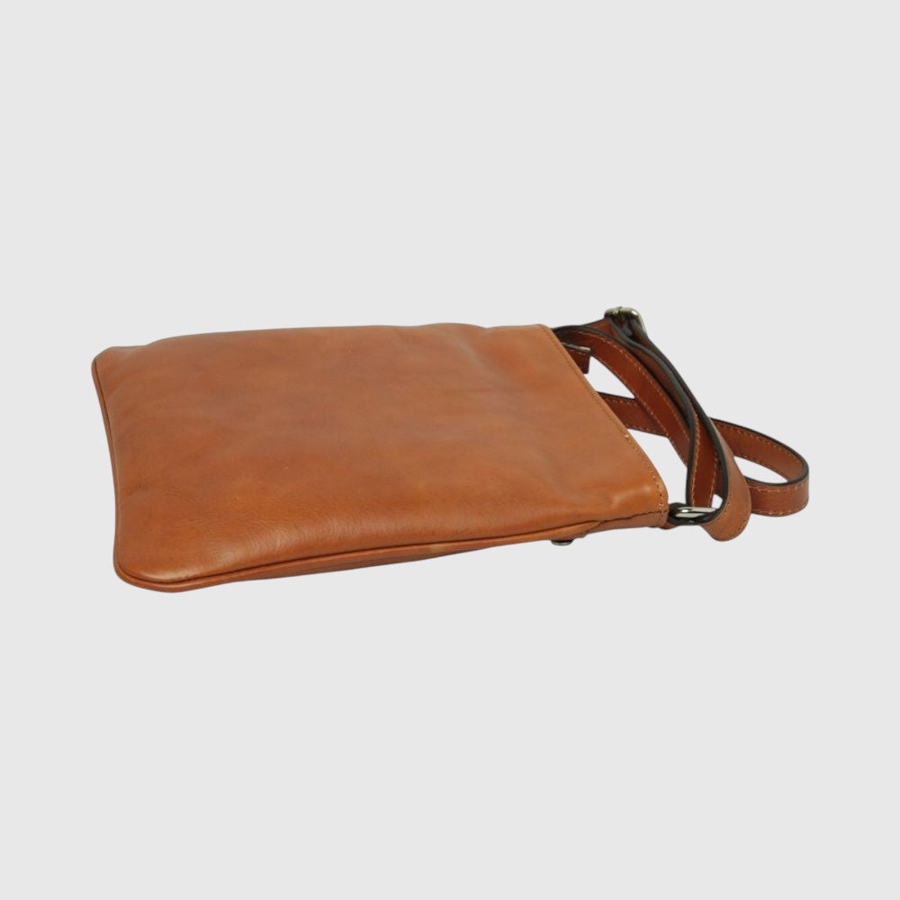 Borsa a tracolla in pelle cognac con tracolla regolabile e chiusura a cerniera