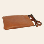 Borsa a tracolla piccola in pelle color cuoio con patta e attacco tracolla, profilo piatto