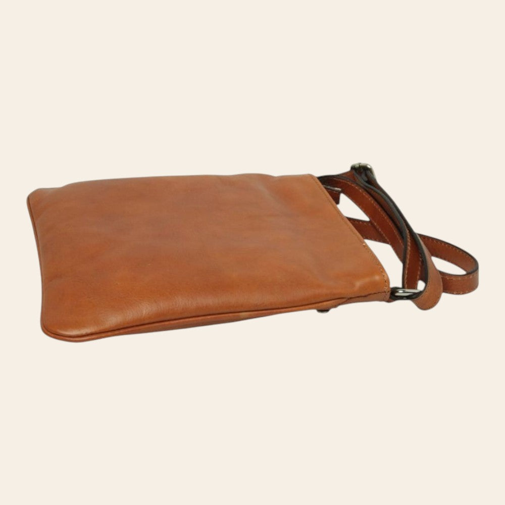 Borsa a tracolla piccola in pelle color cuoio con patta e attacco tracolla, profilo piatto