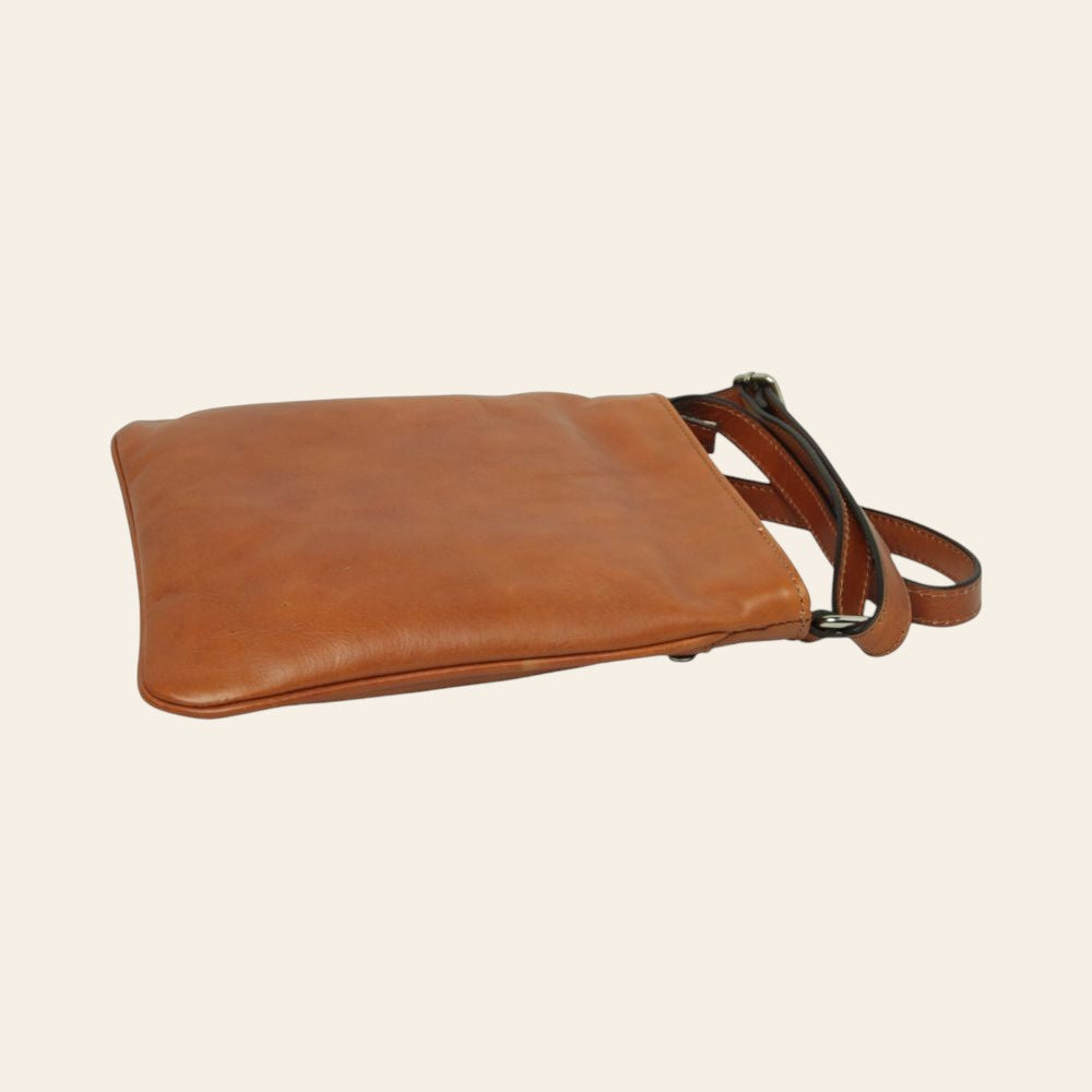 Borsa a tracolla piccola in pelle color cuoio con patta e attacco tracolla, profilo piatto