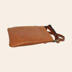 Borsa a tracolla piccola in pelle color cuoio con patta e attacco tracolla, profilo piatto