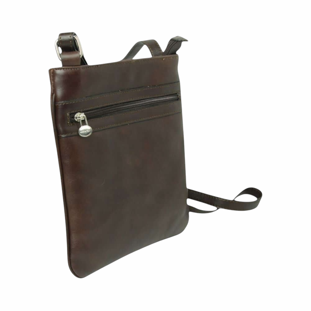 Borsa a tracolla in pelle marrone scuro con zip frontale e dettagli metallici sulla parte alta
