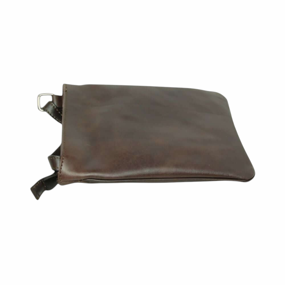 Borsa a tracolla in pelle marrone scuro vista laterale, struttura sagomata e tracolla