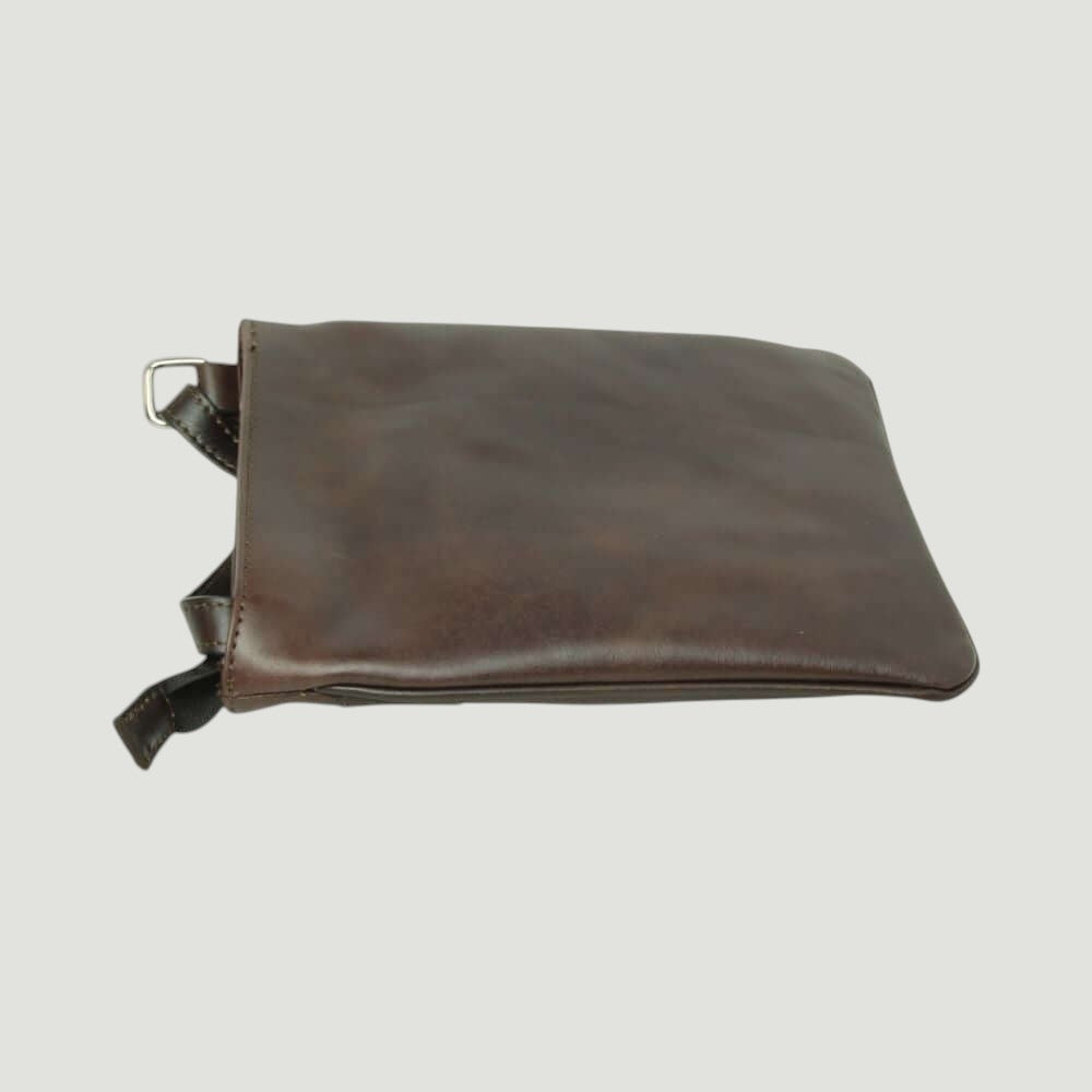 Borsa a tracolla in pelle marrone scuro vista laterale, struttura sagomata e tracolla