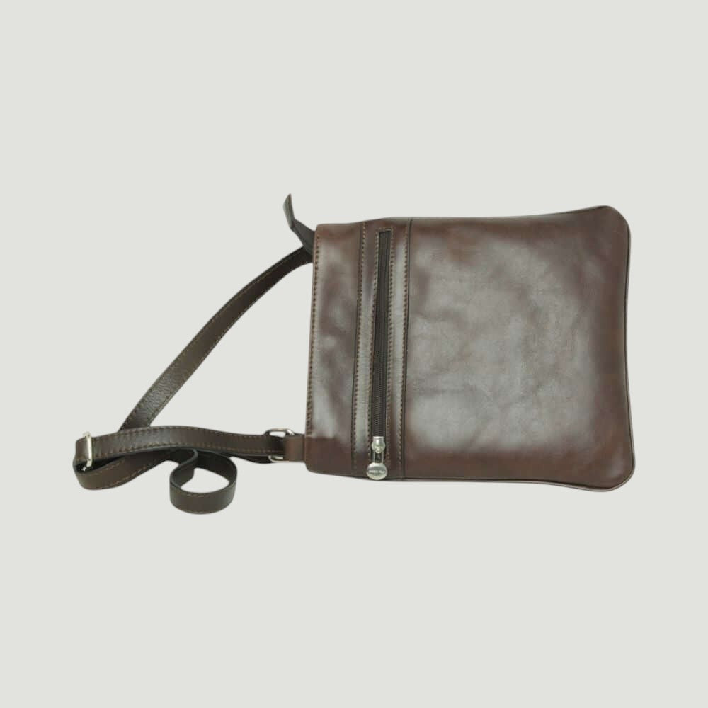 Borsa a tracolla in pelle marrone scuro con zip verticale sul lato e tracolle in pelle