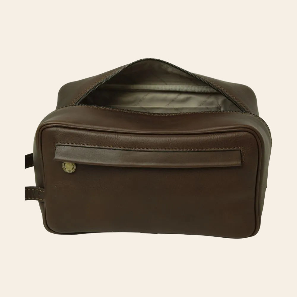Portacosmetico in pelle marrone scuro con zip e tasca frontale, chiusura superiore