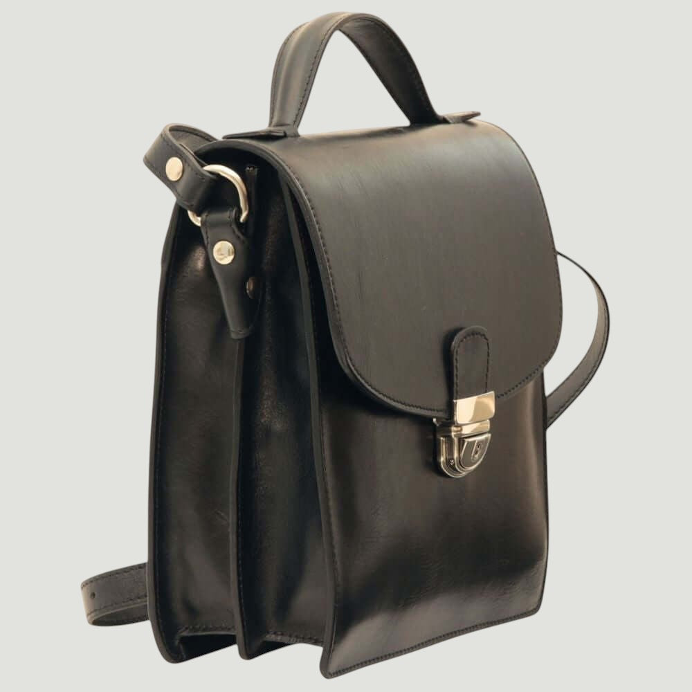 Borsa a tracolla in pelle nera con patta frontale e cinturino laterale