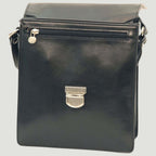 Borsa a tracolla in pelle nera con zip centrale e fibbia decorativa frontale