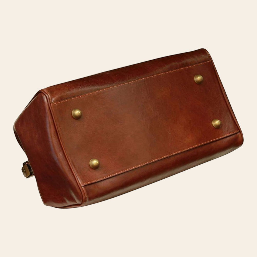 Borsa da medico in pelle marrone con patta frontale e bottoni in ottone
