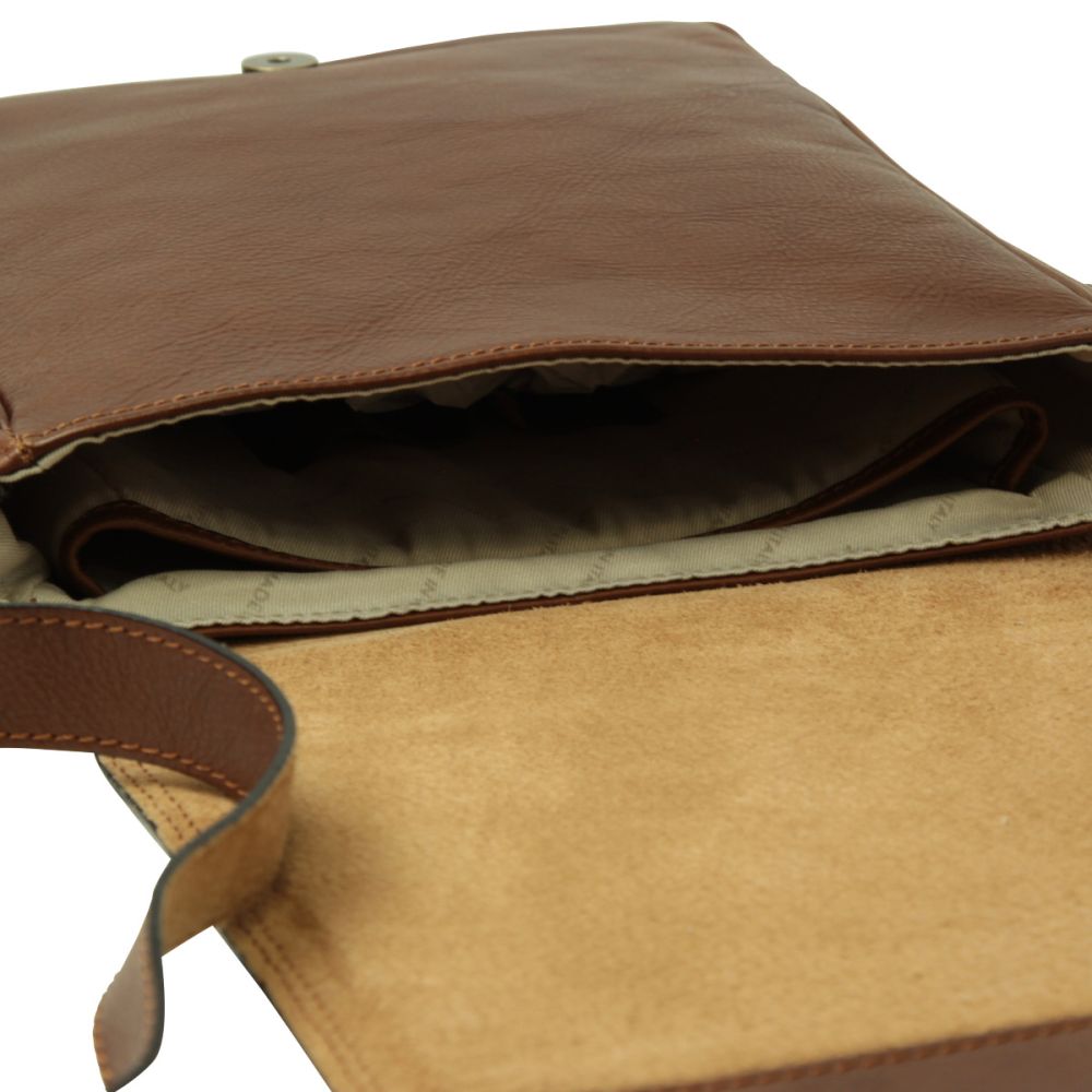 Interno della borsa a tracolla in pelle color castagna con fodera chiara e cuciture visibili