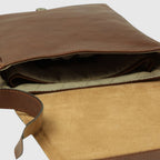 Borsa in pelle aperta: interno in tessuto beige e cuciture lungo il bordo